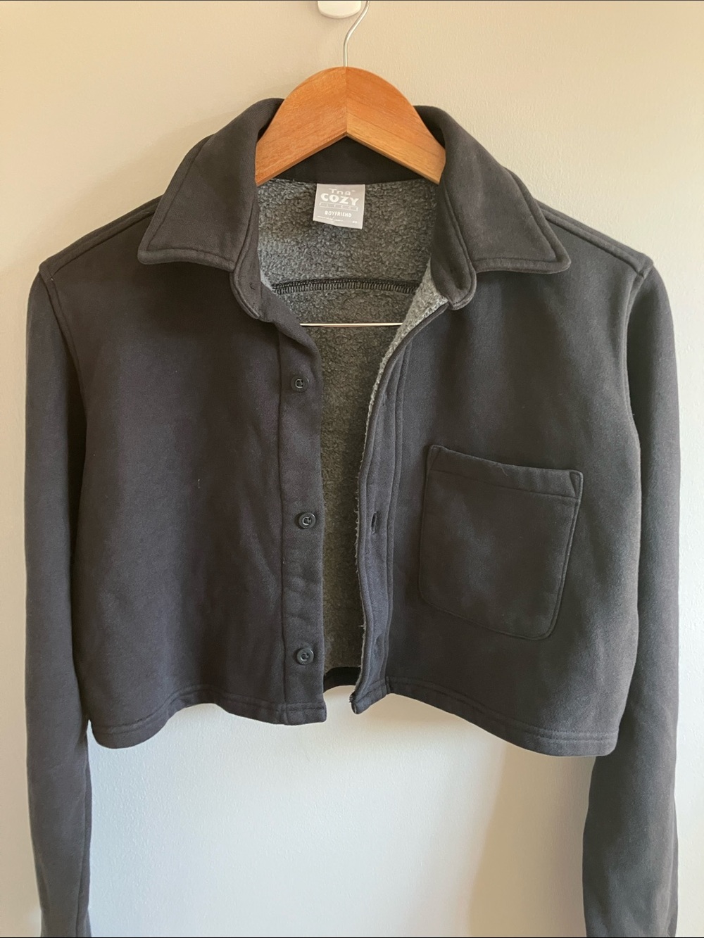 Aritzia TNA Cozy Fleece boyfriend cropped button up size XS oversized